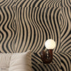 The Dazzle papel pintado en Beige de Daisy James — ambiente