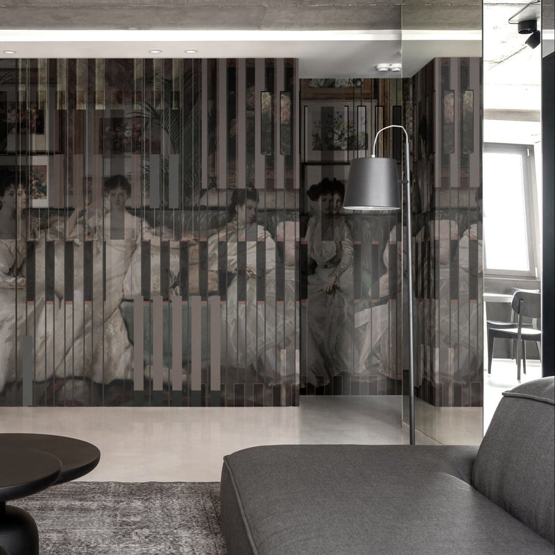The Scene behang in Beige van Daisy James — interieur