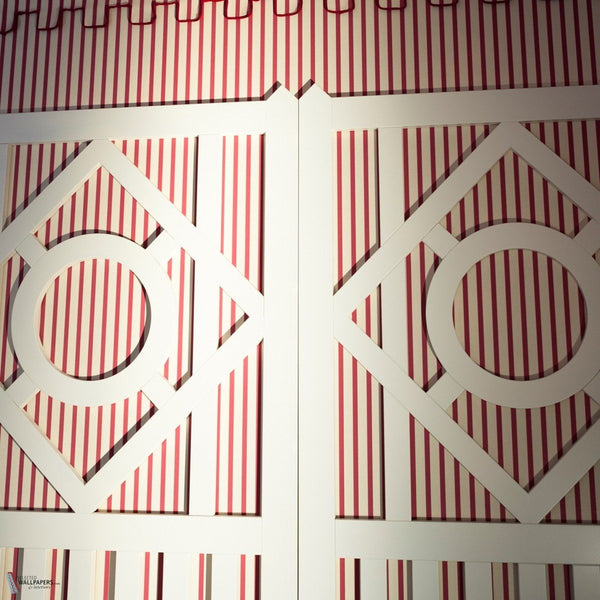 Deauville Wall behang in Amarena van Dedar — interieur