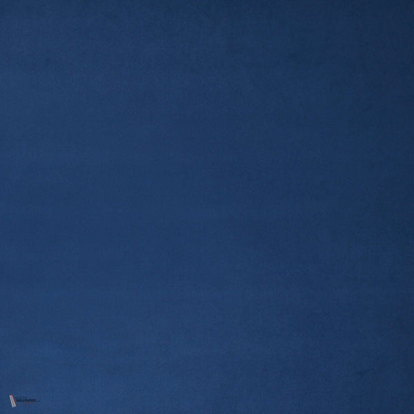 Suedine behang in Royal Blue van Dutch Walltextile Company