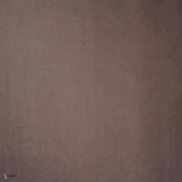 Suedine behang in Soft Brown Grey van Dutch Walltextile Company