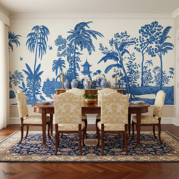 Exotic Chinoiserie Blue & White papel pintado de Iksel — sfeerbeeld in een klassiek interieur