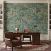 Floral Tapestry behang van Iksel — sfeerbeeld in een klassiek interieur