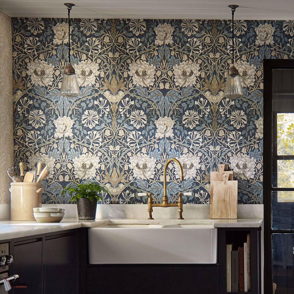 Honeysuckle and Tulip wallpaper van Morris & Co