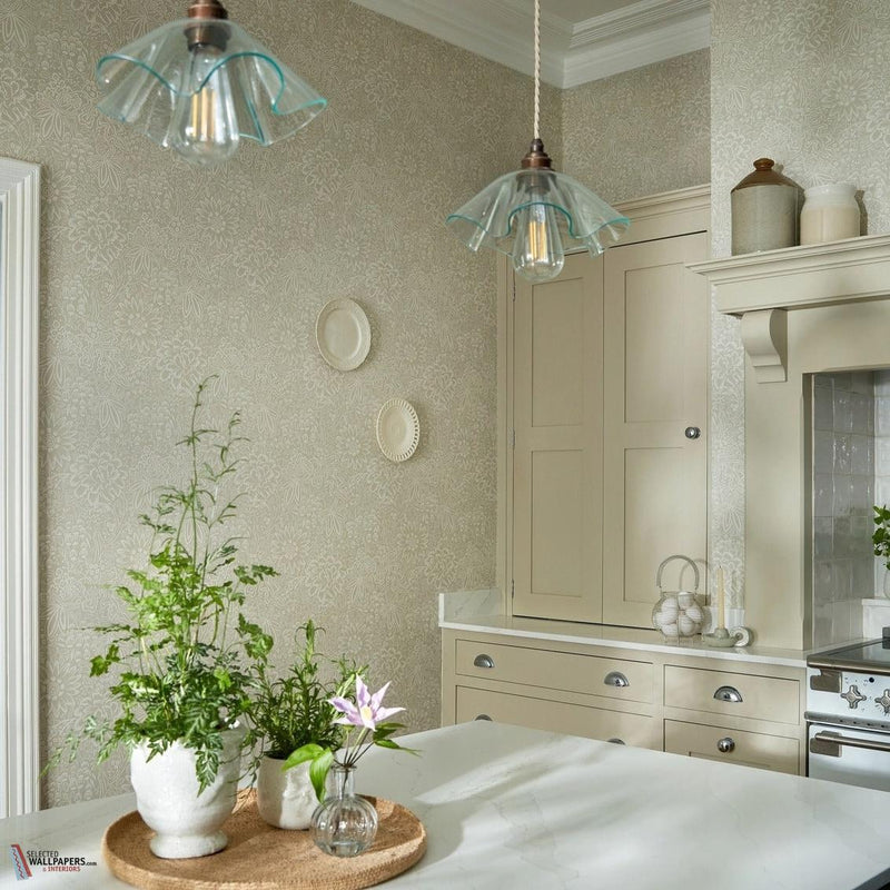 Peony Garden behang in Naturel van 1838 wallcoverings