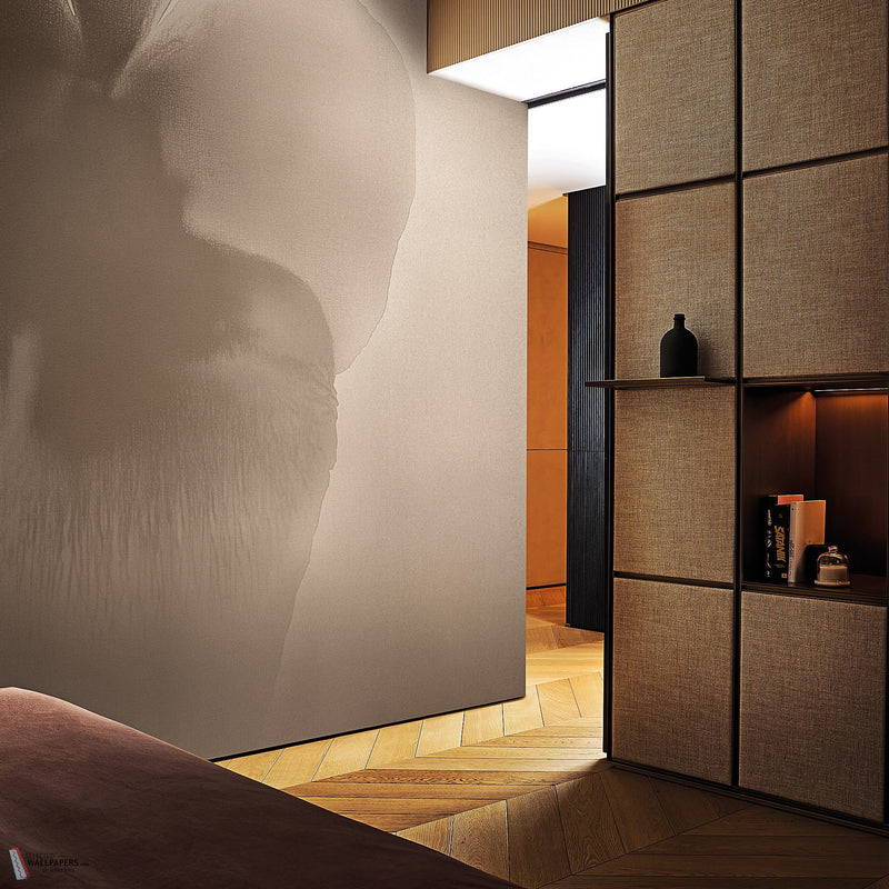 Petal Glow Tapete von LondonArt — Interieur