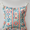 Mediterraneo Ikat coussin en White & Indigo de Mind the Gap