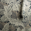 Acanthus papel pintado en Charcoal/Grey de Morris & Co