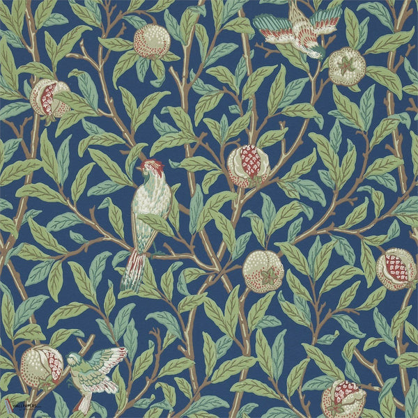 Bird & Pomegranate behang in Blue/Sage van Morris & Co
