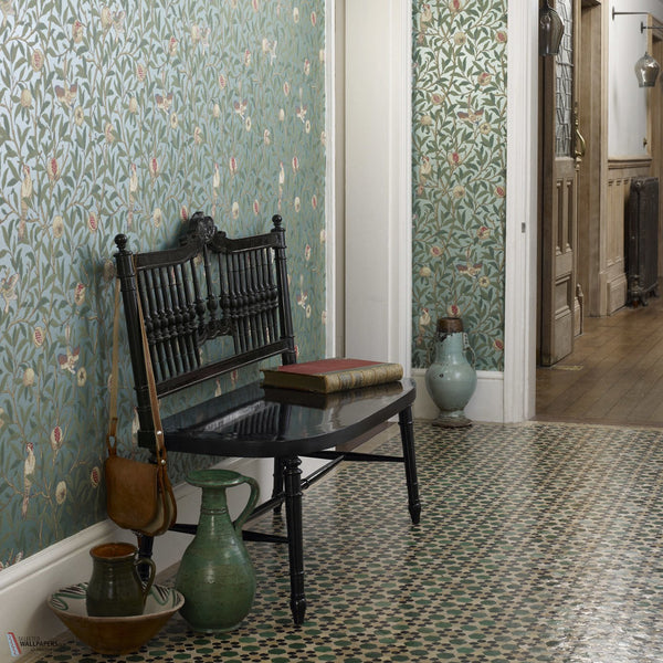 Bird & Pomegranate behang in Charcoal/Sage van Morris & Co
