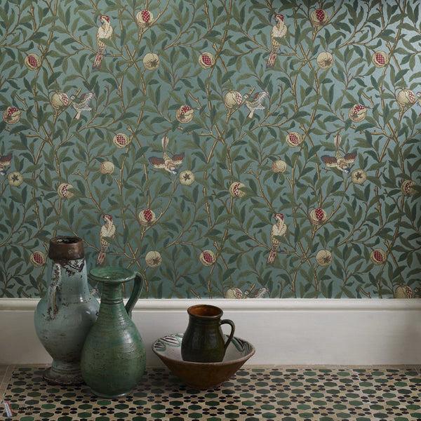 Bird & Pomegranate behang in Charcoal/Sage van Morris & Co
