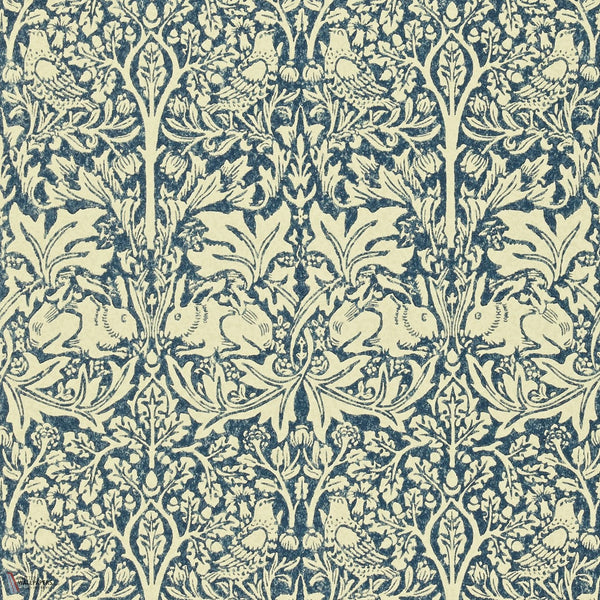 Brer Rabbit behang in Indigo/Vellum van Morris & Co