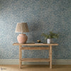 Chamomile behang in China Blue van Morris & Co