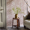 Chamomile behang in Flax/Madder van Morris & Co