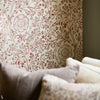 Chamomile behang in Flax/Madder van Morris & Co