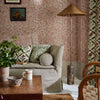 Emery's Willow behang in Chrysanthemum Pink van Morris & Co