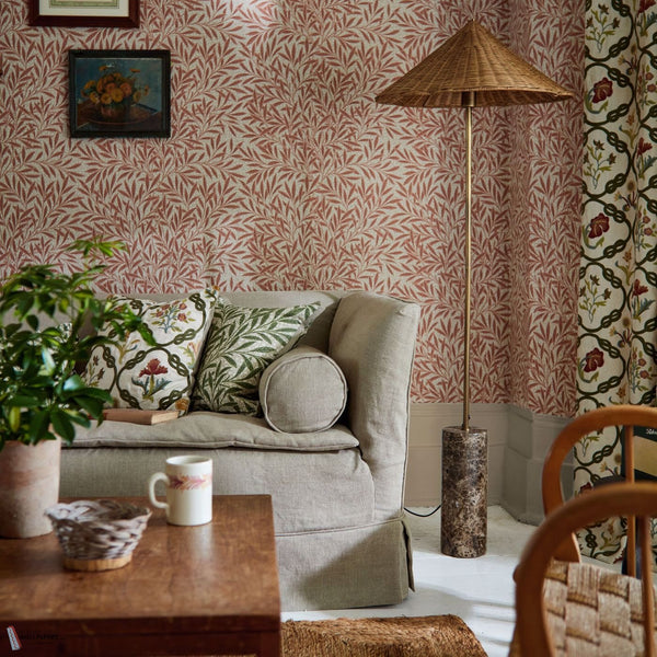 Emery's Willow behang in Chrysanthemum Pink van Morris & Co