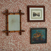 Emery's Willow behang in Chrysanthemum Pink van Morris & Co