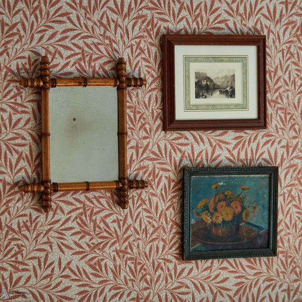 Emery's Willow behang in Chrysanthemum Pink van Morris & Co
