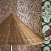 Emery's Willow behang in Chrysanthemum Pink van Morris & Co