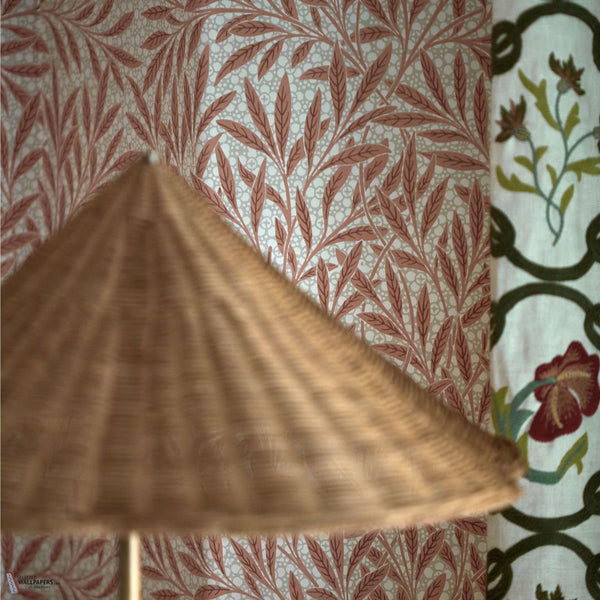 Emery's Willow behang in Chrysanthemum Pink van Morris & Co
