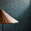 Emery's Willow behang in Emery Blue van Morris & Co