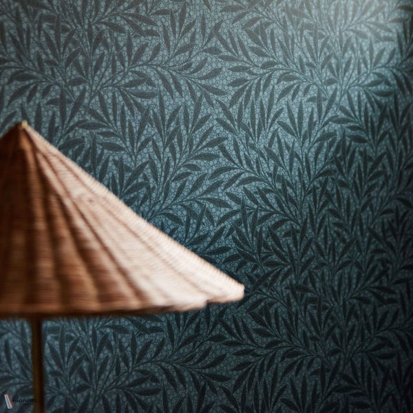 Emery's Willow behang in Emery Blue van Morris & Co