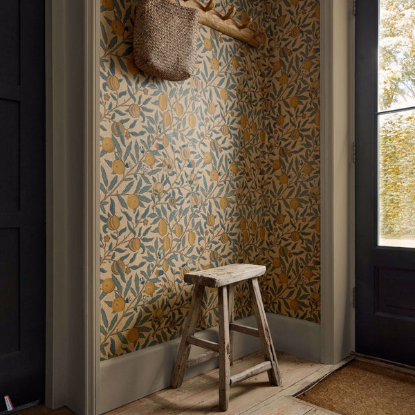 Fruit behang in Blue/Gold/Brown van Morris & Co