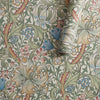 Golden Lily papel pintado en Artichoke de Morris & Co