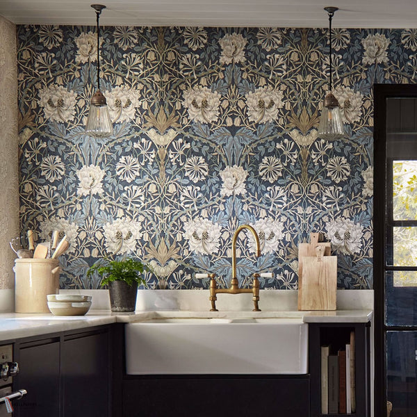 Honeysuckle and Tulip Tapete in Woad/Thyme von Morris & Co