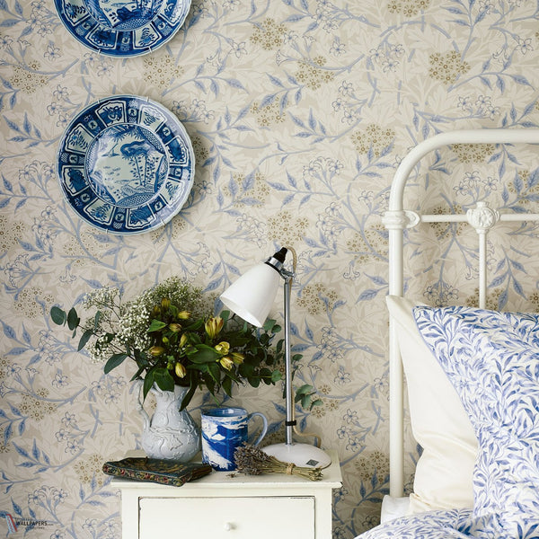 Jasmine behang in Ecru/Woad van Morris & Co