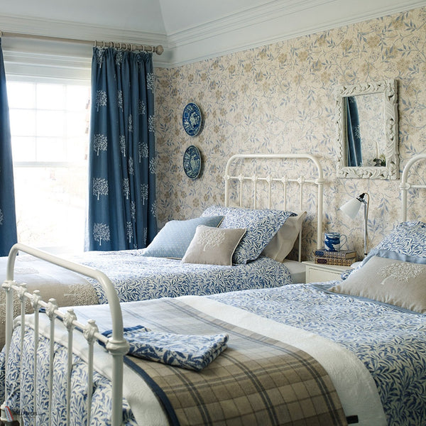 Jasmine behang in Ecru/Woad van Morris & Co