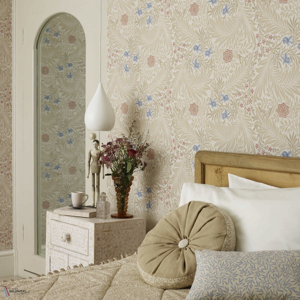 Larkspur behang in Green/Coral van Morris & Co