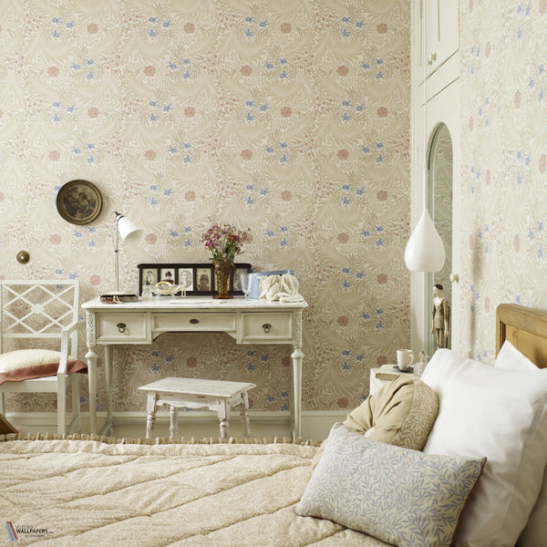 Larkspur behang in Olive/Lilac van Morris & Co