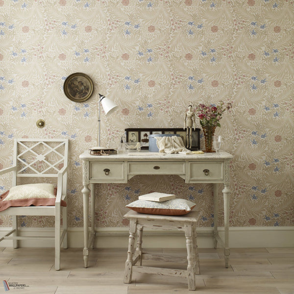 Larkspur behang in Olive/Lilac van Morris & Co