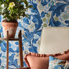 Leicester behang in Paradise Blue van Morris & Co