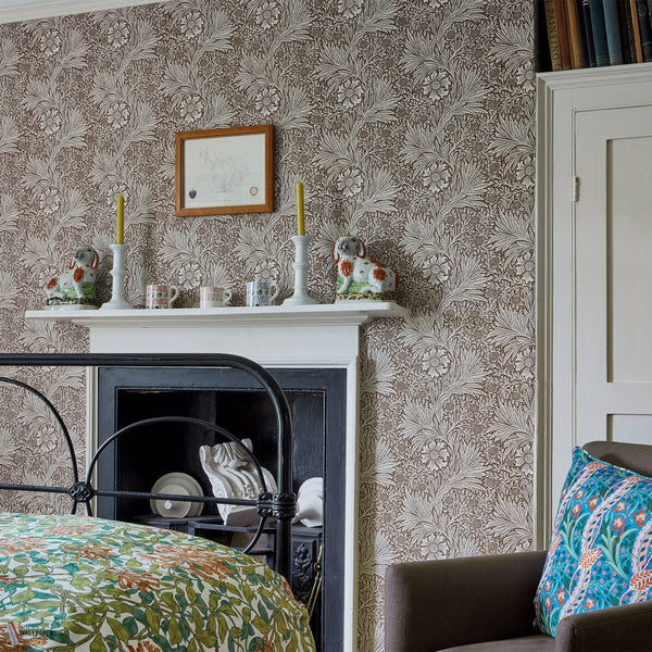 Marigold behang in Navy van Morris & Co