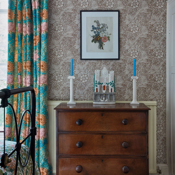Marigold behang in Navy van Morris & Co