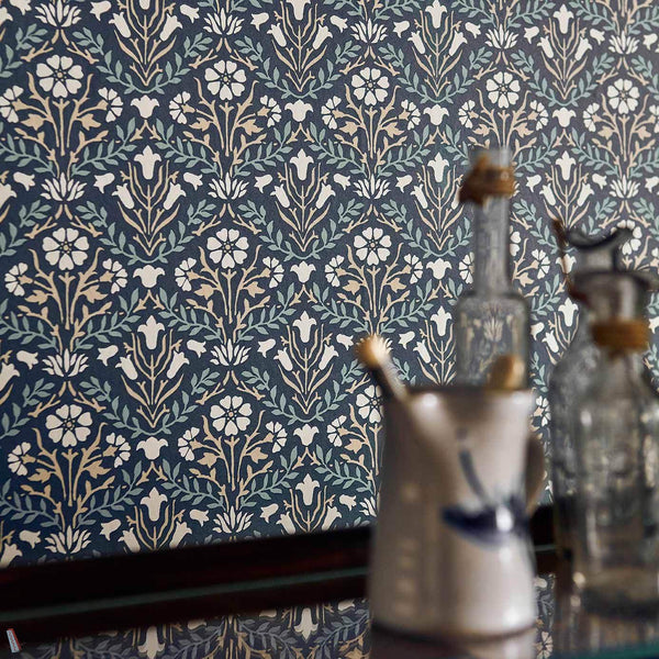 Morris Bellflowers behang in Manilla/Olive van Morris & Co