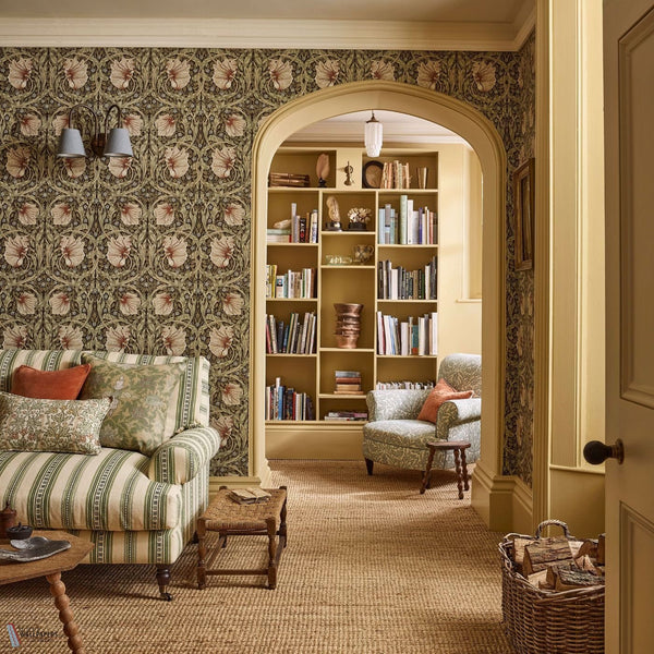 Pimpernel behang in Walnut/Sage van Morris & Co