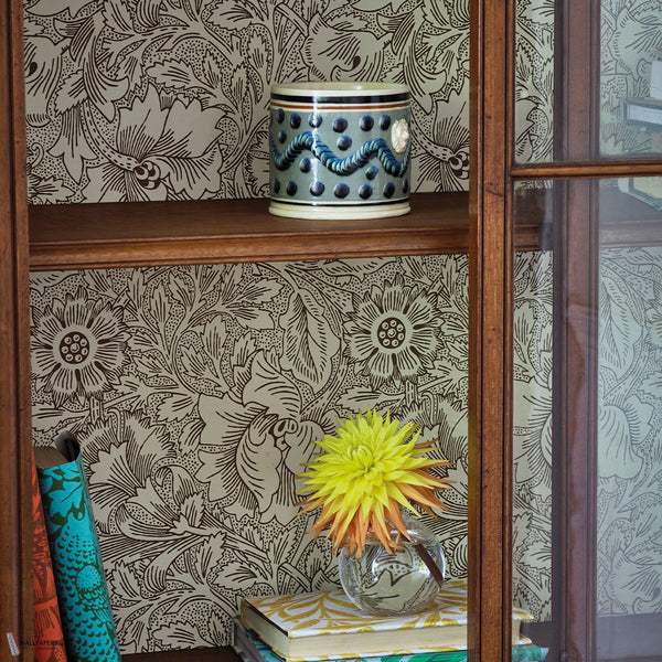 Poppy behang in Cream/Chocolate van Morris & Co