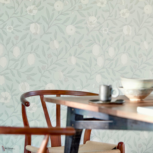 Pure Fruit behang in Grey Blue van Morris & Co