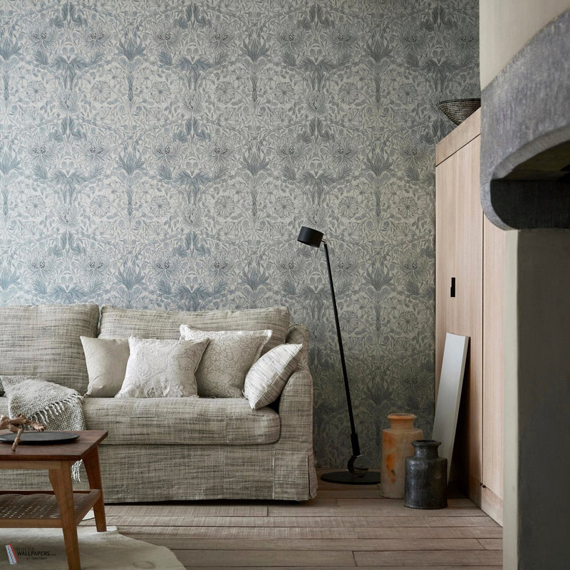 Pure Honeysuckle & Tulip behang in Grey Blue van Morris & Co