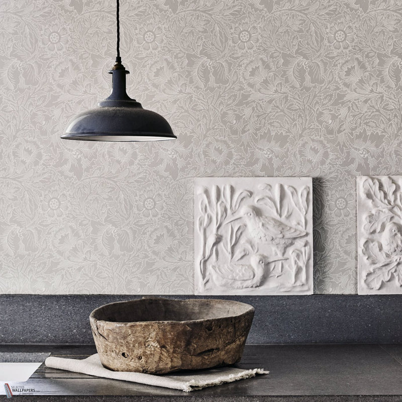Pure Poppy papel pintado en Dove/Chalk de Morris & Co