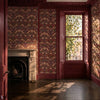 Strawberry Thief papel pintado en Wine de Morris & Co