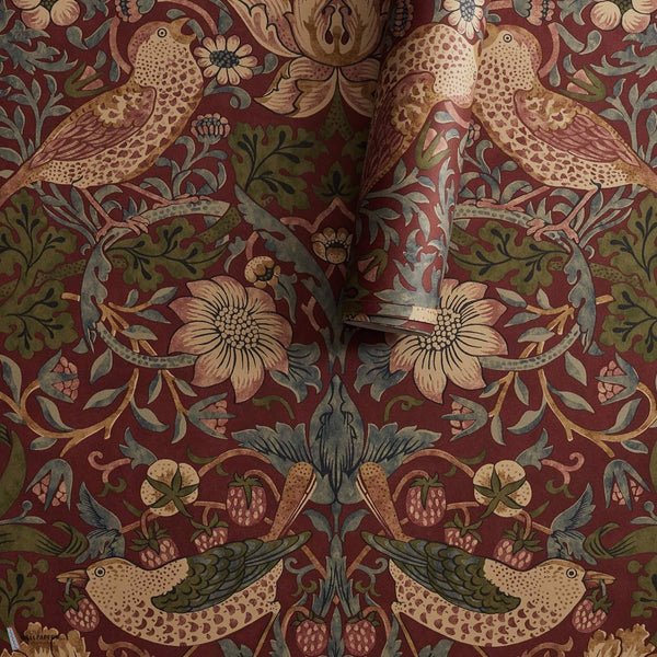 Strawberry Thief papel pintado en Wine de Morris & Co