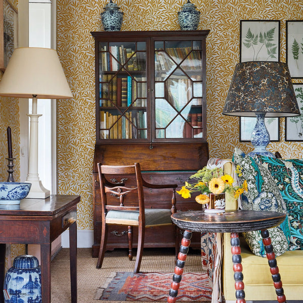 Willow behang in Cream/Brown van Morris & Co