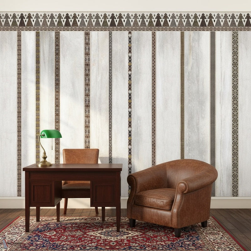 Palermo Stripes behang van Iksel — sfeerbeeld in een klassiek interieur