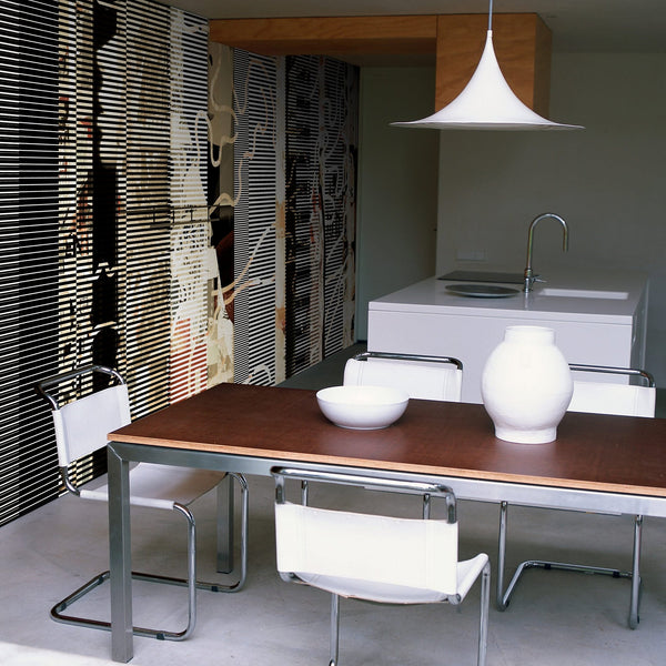 The Tube wallpaper in Beige van Daisy James — interieur