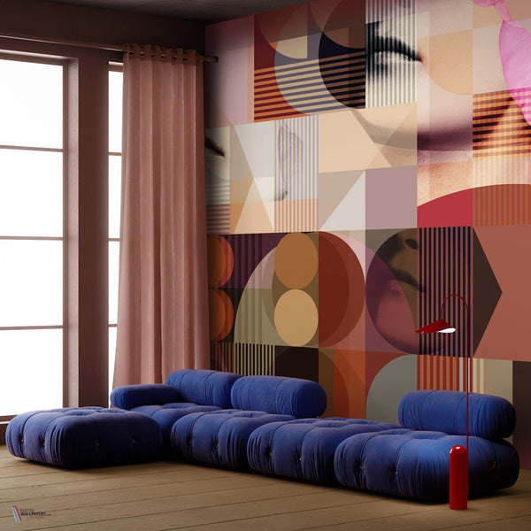 The Coral wallpaper in Aubergine van Daisy James — interieur